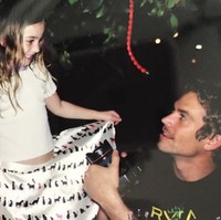 “Hari yang konyol untuk mengenang dalam kesedihan. Hari ini merupakan perayaan akan cinta dan kebahagiaan yang kamu bawa ke dunia. Inilah foto saya dan sahabat terbaik saya sedang tidur siang,” tulis Meadow Walker pada caption foto dirinya bersama mendiang ayah tercinta. Foto: Instagram/@meadowwalker