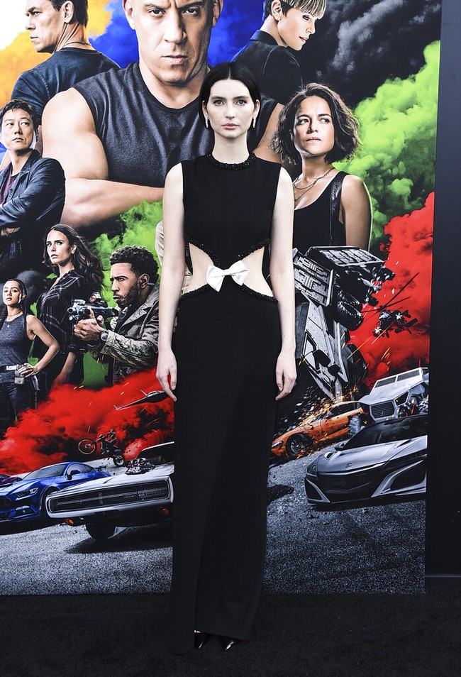 Putri mendiang Paul Walkerm Meadow Walker, tampil cantik dan elegan di premier film ‘F9: Fast & Furious 9’ di Los Angeles, Jumat (18/6/2021). Ia mengenakan gaun hitam Saint Laurent yang unik dengan aksen cut-out dan pita di bagian pinggang. Foto: Jordan Strauss/Invision/AP/Jordan Strauss