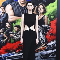 Putri mendiang Paul Walkerm Meadow Walker, tampil cantik dan elegan di premier film ‘F9: Fast & Furious 9’ di Los Angeles, Jumat (18/6/2021). Ia mengenakan gaun hitam Saint Laurent yang unik dengan aksen cut-out dan pita di bagian pinggang. Foto: Jordan Strauss/Invision/AP/Jordan Strauss