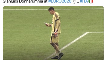Saking tidak pernah kebobolan, ada meme Donnaruma bisa sambil main HP di lapangan. Foto: Internet