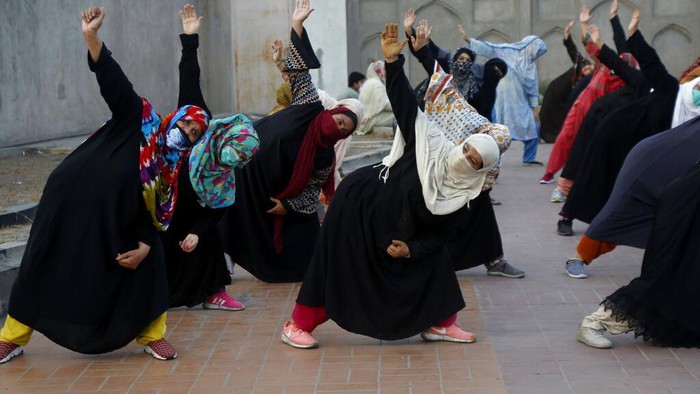 Menengok Peringatan Hari Yoga Sedunia di Berbagai Negara People take part in yoga session at outer area of the historical Shalimar Garden, in Lahore, Pakistan, Sunday, June 20, 2021. The International Yoga Day has been celebrated annually on June 21. (AP Photo/K.M. Chaudary)