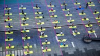 Puluhan orang ikut berpartisipasi melakukan yoga Times Square New York. AP Photo/Brittainy Newman  