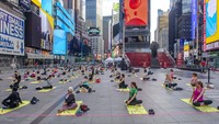 Orang-orang berpartisipasi dalam Solstice di Times Square: Mind Over Madness Yoga, acara yoga outdoor tahunan sepanjang hari di Times Square New York. AP Photo/Brittainy Newman  