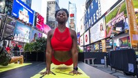 Mereka tetap menjaga jarak saat berlatih yoga dalam rangka pencegahan pandemi COVID-19. AP Photo/Brittainy Newman  