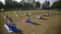 Siswa Kashmir melakukan yoga saat memperingati Hari Yoga Internasional di Srinagar, Kashmir. AP Photo/Mukhtar Khan  