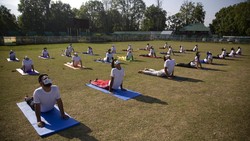 Hari Yoga Internasional diperingati setiap tanggal 21 Juni dan digelar oleh sejumlah orang diberbagai negara. Intip yuk foto-fotonya.
