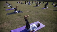 Melakukan yoga diketahui sangat baik untuk kesehatan terlebih di masa pandemi COVID-19. AP Photo/Mukhtar Khan  