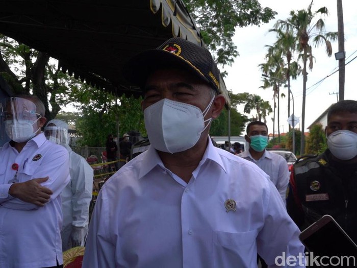 Ratusan warga Madura demo di Balai Kota Surabaya, meminta penyekatan Suramadu dihentikan. Namun menurut Menko PMK Muhadjir Effendy, penyekatan harus tetap dilakukan.