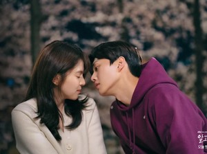 Song Kang & Han So Hee Mesra di Balik Layar, Ciuman Lebih Lama dari Skrip