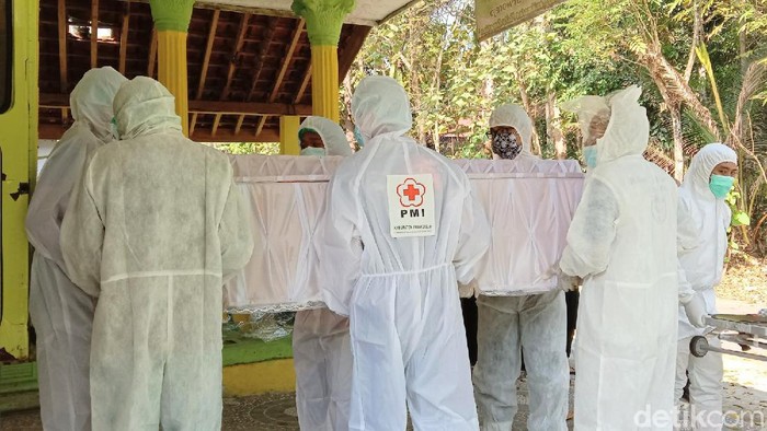 Jenazah tokoh Seknas Jokowi, Juli Eko Nugroho dimakamkan siang tadi dengan protokol COVID-19. Almarhum dimakamkan di Purworejo, Jawa Tengah.
