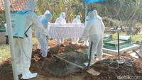 Sebelum dimakamkan, jenazah dibawa oleh petugas ke RS Tjokronegoro untuk disucikan. Setibanya di makam, jenazah yang sudah dimasukkan ke dalam peti kemudian disalatkan di depan pintu makam dan selanjutnya dimakamkan dengan protokol COVID-19 oleh petugas.