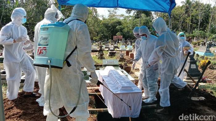 Jenazah tokoh Seknas Jokowi, Juli Eko Nugroho dimakamkan siang tadi dengan protokol COVID-19. Almarhum dimakamkan di Purworejo, Jawa Tengah.