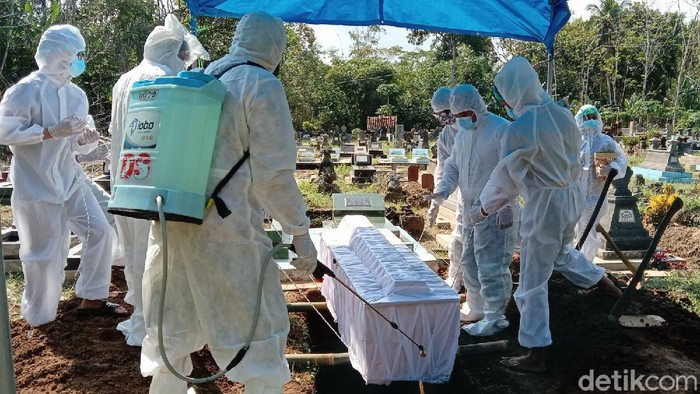 Jenazah tokoh Seknas Jokowi, Juli Eko Nugroho dimakamkan siang tadi dengan protokol COVID-19. Almarhum dimakamkan di Purworejo, Jawa Tengah.