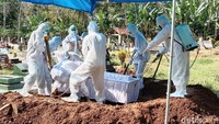 Almarhum yang meninggal karena terpapar virus Corona itu dimakamkan di pemakaman desa setempat di Purworejo, Jawa Tengah.