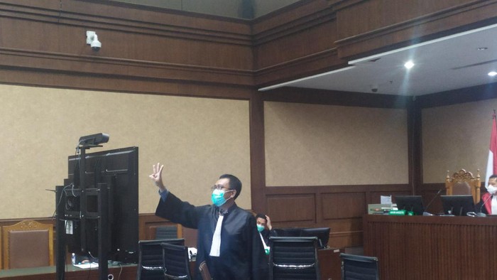 Momen saat Jaksa KPK tunjukan simbol 3 jari ke Hotma Sitompul