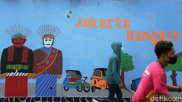 Beragam cara dilakukan untuk memutus rantai penyebaran COVID-19 yang terus melonjak di DKI Jakarta. Kali ini petugas PPSU mengkampanyekan bahaya Corona lewat mural di kawasan Halim.
