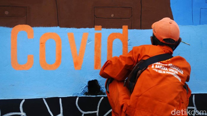 Mural anti Covid-19 Beragam cara dilakukan untuk memutus rantai penyebaran COVID-19 yang terus melonjak di DKI Jakarta. Kali ini petugas PPSU mengkampanyekan bahaya Corona lewat mural di kawasan Halim.