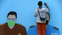 Dinding dan pintu-pintu pertokoan di pusat kota ini menjadi ruang kreasi sekaligus media edukasi bagi masyarakat.
