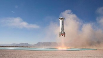 New Shepard sudah beberapa kali sukses diujicoba. Ini penampakannya saat mendarat di mana roket ini dapat terbang ulang alik. Foto: Blue Origin