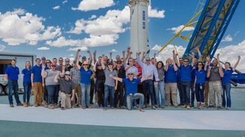 Jeff Bezos bersama kru Blue Origin. Foto: Blue Origin