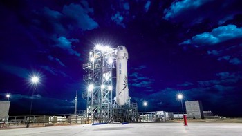 New Shepard saat berdiri di landasannya. Bentuk roket New Shepard disebut mirip dengan kemaluan pria dalam wujud raksasa. Hal itu juga ramai dibahas di Twitter. “Apa cuma aku atau ada yang merasa roket Jeff Bezos ini mirip dengan penis raksasa?” sebut seorang netizen.Foto: Blue Origin