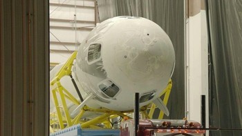 New Shepard saat pembuatan di pabrik, terlihat bagian ujungnya yang adalah kapsul penumpang. Foto: Blue Origin