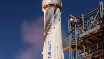 Ini adalah wujud roket New Shepard yang akan membawa Jeff Bezos juli nanti ke antariksa. Bagian bawah adalah roketnya dan bagian atas merupakan kapsul untuk para penumpang. Foto: Blue Origin