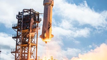 Seperti roket pada umumnya, roket New Shepard terbang secara vertikal dan melesat selama dua setengah menit. Setelah itu mesin utamanya akan dimatikan dan kapsul penumpang akan memisahkan diri dari roket. Foto: Blue Origin