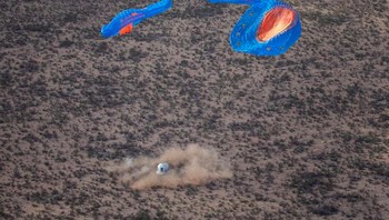 Roketnya kembali ke Bumi untuk digunakan lagi dalam penerbangan berikutnya. Sementara kapsul dan penumpang mendarat dengan bantuan parasut. Foto: Blue Origin