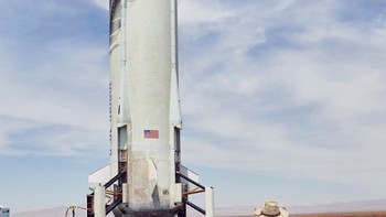 Tanpa kapsul di atasnya, wujud roket ini tampaknya biasa-biasa saja. Saat sudah mencapai sub-orbital, roket New Shepard akan terpisah meninggalkan kapsul yang dilengkapi dengan jendela besar menyuguhkan pemandangan antariksa yang megah dengan lengkungan Bumi bulatnya. Bahkan, awak New Shepard bisa merasakan pengalaman mengapung di ruang hampa. Foto: Blue Origin