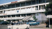 Begini penampakan Pasar Senen yang dipotret pada tahun 1970-an. Selain Pasar Tanah Abang, Pasar Senen juga jadi salah satu sentra perdagangan yang populer di Ibu Kota. Masih beroperasi hingga saat ini, tak sedikit warga yang datang ke Pasar Senen untuk berbelanja keperluan sehari-hari hingga berburu beragam pakaian bekas yang masihi layak pakai atau kini terkenal dengan sebutan thrifting. Tropenmuseum via Wikipedia.    