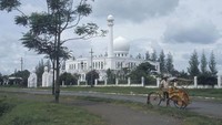 Begini penampakan Pasar Senen yang dipotret pada tahun 1970-an. Selain Pasar Tanah Abang, Pasar Senen juga jadi salah satu sentra perdagangan yang populer di Ibu Kota. Masih beroperasi hingga saat ini, tak sedikit warga yang datang ke Pasar Senen untuk berbelanja keperluan sehari-hari hingga berburu beragam pakaian bekas yang masihi layak pakai atau kini terkenal dengan sebutan thrifting. Tropenmuseum via Wikipedia.    
