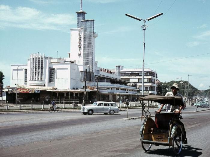 Nostalgia Kota Jakarta Tempo Dulu Tanggal 22 Juni diperingati sebagai HUT DKI Jakarta. Memasuki usia ke 494 berbagai perubahan pun terjadi di Ibu Kota. Yuk lihat lagi potret lawas Kota Jakarta.