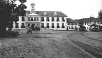 Penampakan Stadhuis Batavia atau kini dikenal juga dengan nama Museum Fatahillah. Bangunan yang diresmikan pada tahun 1710 itu awalnya merupakan Balai Kota di masa kolonial Belanda. Bangunan ini juga pernah difungsikan menjadi kantor pengumpulan logistik Dai Nippon di masa kependudukan Jepang hingga pada tahun 1974 diresmikan menjadi Museum Sejarah Jakarta. (Foto: Tropenmuseum via Wikipedia)