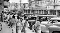 Hiruk pikuk aktivitas warga di kawasan Pasar Baru yang dipotret pada awal abad ke-20. DIketahui, kawasan perdagangan ini berdiri sekitar tahun 1820. Kehadiran pasar ini pun tak dapat dilepaskan dari kehidupan bangsa Belanda di Batavia pada masa silam. Dahulu, Pasar Baru dikenal sebagai daerah pertokoan elite karena lokasinya yang berada di dekat kawasan Rijswijk (kini Jalan Veteran). Tropenmuseum via Wikipedia.    