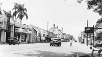 Penampakan kawasan Rijswijkstraat (kini menjadi Jalan Veteran) pada tahun 1930-an. Diketahui, Rijswijkstraat merupakan bagian dari kawasan Weltevreden di masa kolonial Belanda. Kawasan Rijswijk sendiri dikenal sebagai kawasan orang-orang kaya di Batavia pada masa kolonial Belanda. Tropenmuseum via Wikipedia.  