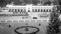 Begini penampakan Stasiun Gambir setelah direnovasi dengan gaya Art Deco. Kehadiran Stasiun Gambir tak dapat dilepaskan dengan pembangunan kawasan Weltevreden. Di tahun 1871 Weltevreden diubah menjadi sebuah halte Koningspelin. Halte ini kemudian diubah lagi jadi stasiun Weltevreden, dan dibuka pada 4 Oktober 1884 di tempat Stasiun Gambir sekarang berada. Masuk tahun 1937, stasiun ini kemudian diresmikan sebagai stasiun Batavia Koningsplein. Hingga akhirnya 55 tahun kemudian tepatnya tahun 1992, stasiun direnovasi secara besar-besaran menjadi stasiun layang dan berubah nama menjadi stasiun Gambir. Tropenmuseum via www.heritage.kai.id.  