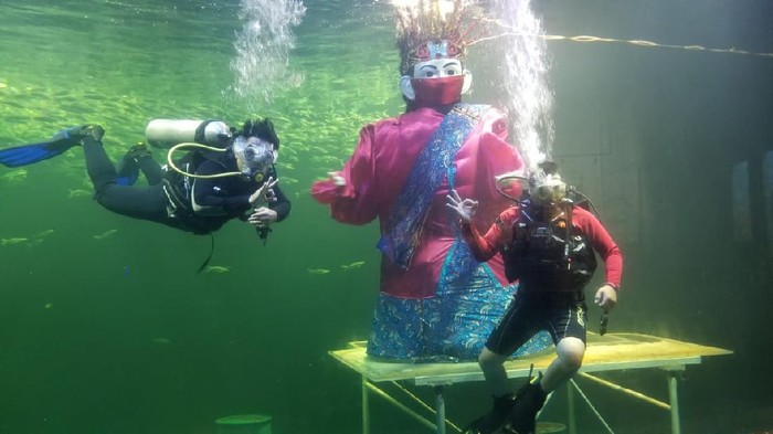 Ondel-ondel under water