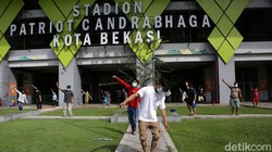 Stadion Patriot Candrabhaga Bekasi kembali difungsikan sebagai rumah sakit darurat COVID-19. Yuk lihat aktivitas pasien di rumah sakit darurat tersebut.