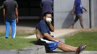 Senam dilakukan dengan tetap menerapkan protokol kesehatan COVID-19. Mereka berolahraga sambil menunggu hasil pemeriksaan.
