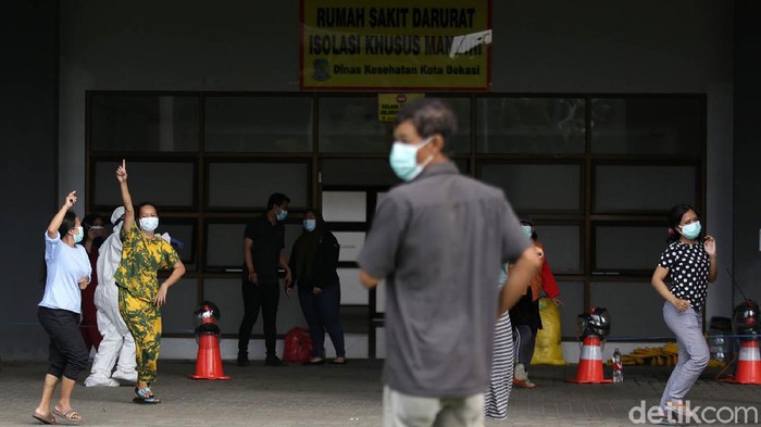 Stadion Patriot Candrabhaga Bekasi kembali difungsikan sebagai rumah sakit darurat COVID-19. Yuk lihat aktivitas pasien di rumah sakit darurat tersebut.
