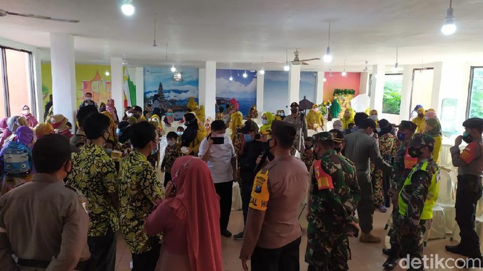 Acara pelepasan puluhan siswa TK dan PAUD di Kabupaten Mojokerto, dibubarkan petugas gabungan polisi dan Satpol PP. Acara ini dinilai melanggar protokol kesehatan (prokes).