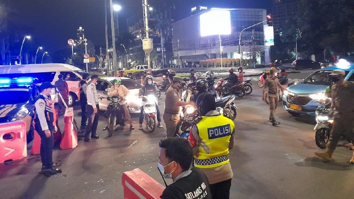 Suasana pembatasan mobilitas di Cikini Raya