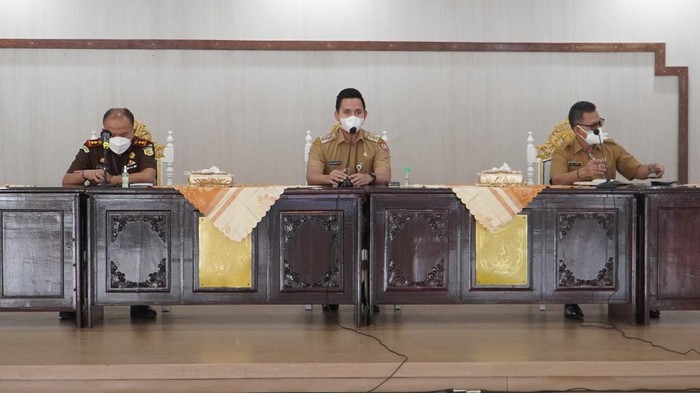 Pemkab Kendal Gelar Rpat Penanganan COVID-19 Melonjaknya kasus aktif COVID-19 di Jawa Tengah, membuat Bupati Dico Ganinduto mengambil langkah cepat dan strategis untuk mencegah penyebaran.