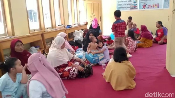 Pengungsi bencana longsor di Desa Cibokor Kecamatan Cibeber
