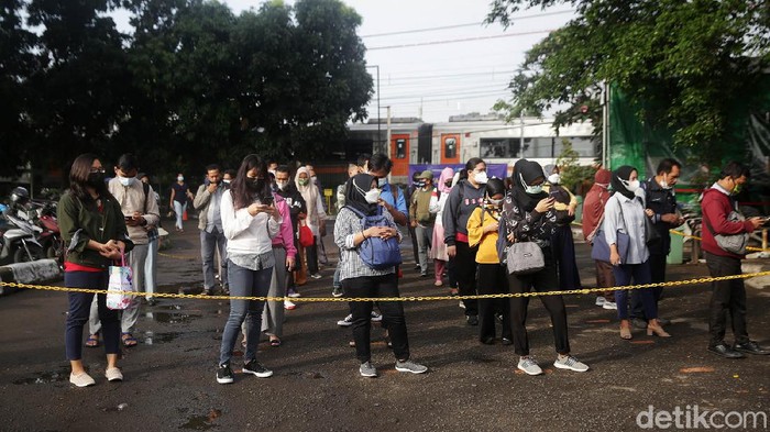 Penumpang KRL Dites Antigen Penumpang KRL dites antigen secara acak sebagai respons dari PT KCI terkait lonjakan Corona. Salah satu stasiun yang melakukan tes antigen adalah Stasiun Bekasi.