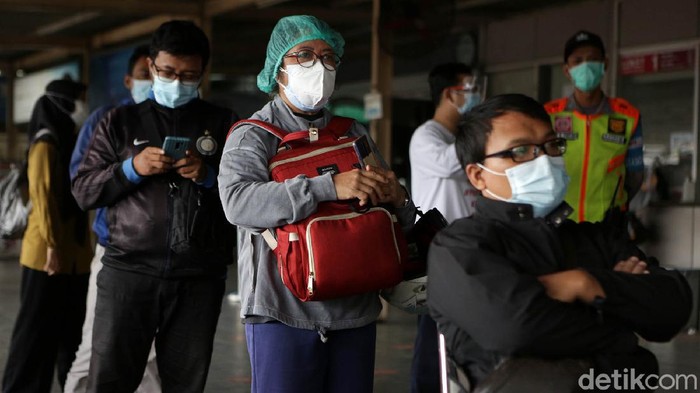 Penumpang KRL dites antigen secara acak sebagai respons dari PT KCI terkait lonjakan Corona. Salah satu stasiun yang melakukan tes antigen adalah Stasiun Bekasi.