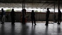 Tes antigen ini akan dilakukan di depan pintu masuk stasiun. Penumpang dengan hasil negatif boleh melanjutkan perjalanan.