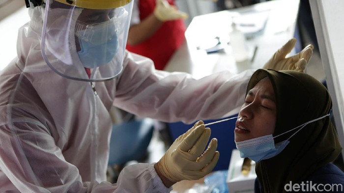 Penumpang KRL Dites Antigen Penumpang KRL dites antigen secara acak sebagai respons dari PT KCI terkait lonjakan Corona. Salah satu stasiun yang melakukan tes antigen adalah Stasiun Bekasi.