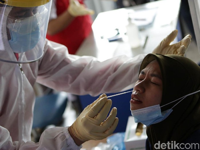 Penumpang KRL dites antigen secara acak sebagai respons dari PT KCI terkait lonjakan Corona. Salah satu stasiun yang melakukan tes antigen adalah Stasiun Bekasi.